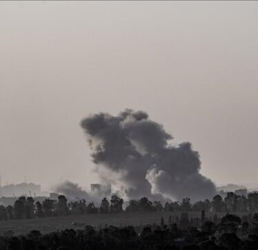 Avionët izraelitë bombardojnë një shtëpi me palestinezë të zhvendosur në Gaza, 20 të vrarë
