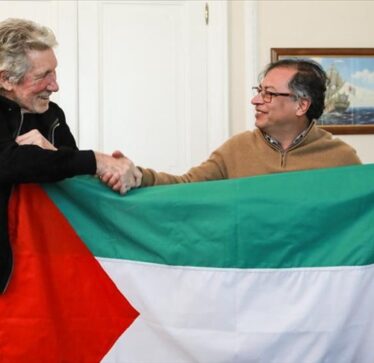 Muzikanti britanik Waters dhe presidenti kolumbian shpalosin flamurin e Palestinës