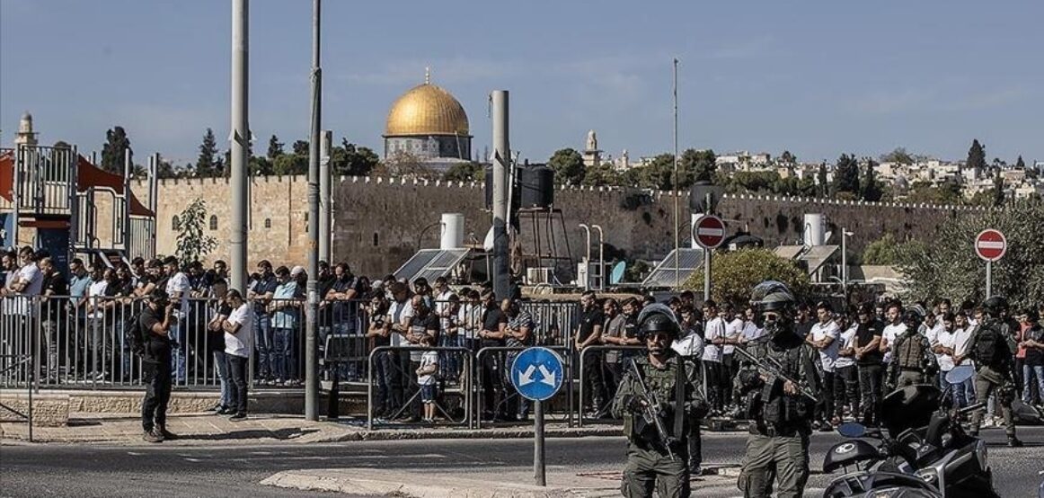 Policia izraelite sërish pengon palestinezët që të falin namazin e xhumasë në Al-Aksa