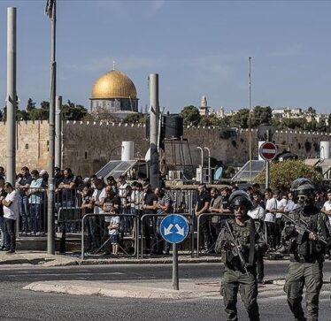 Policia izraelite sërish pengon palestinezët që të falin namazin e xhumasë në Al-Aksa