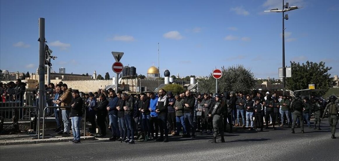 Policia izraelite pengon palestinezët që të falin namazin e xhumasë në Al-Aksa
