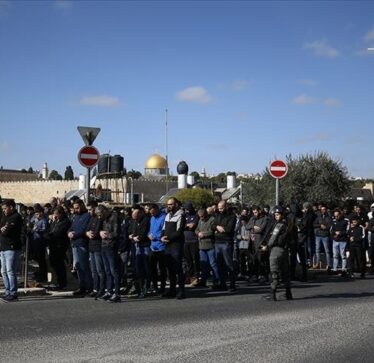 Policia izraelite pengon palestinezët që të falin namazin e xhumasë në Al-Aksa