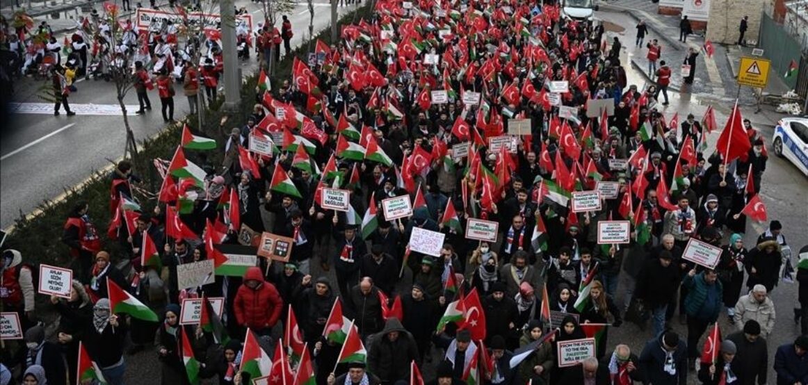Mijëra njerëz në tubimin në mbështetje të Gazës në Ankara: Izraeli është vrasës