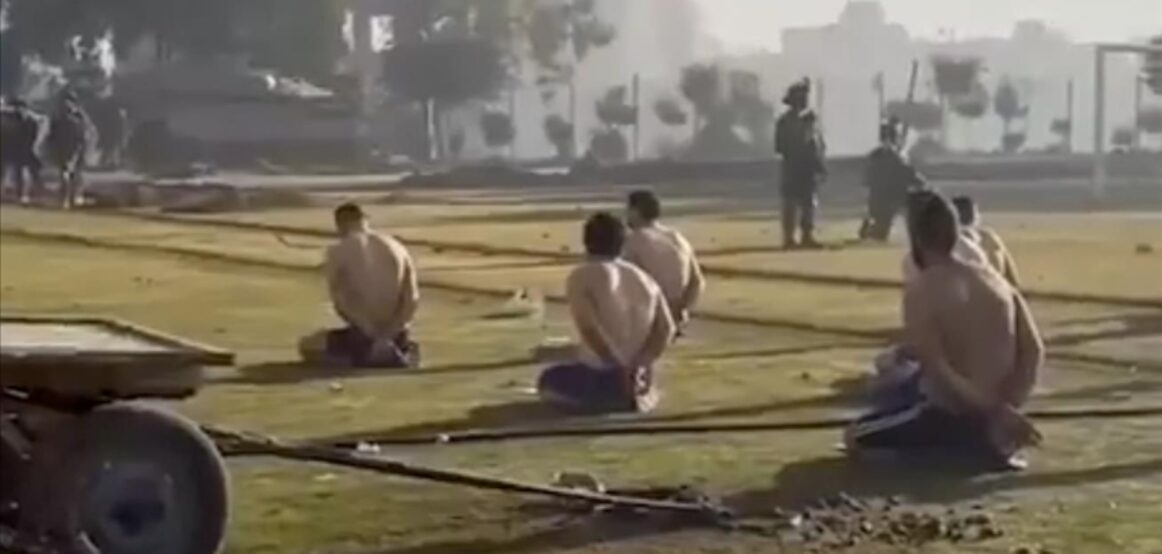 Ushtria izraelite mban palestinezët gjysmë të zhveshur në një stadium