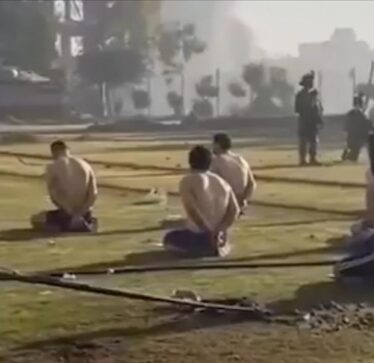 Ushtria izraelite mban palestinezët gjysmë të zhveshur në një stadium