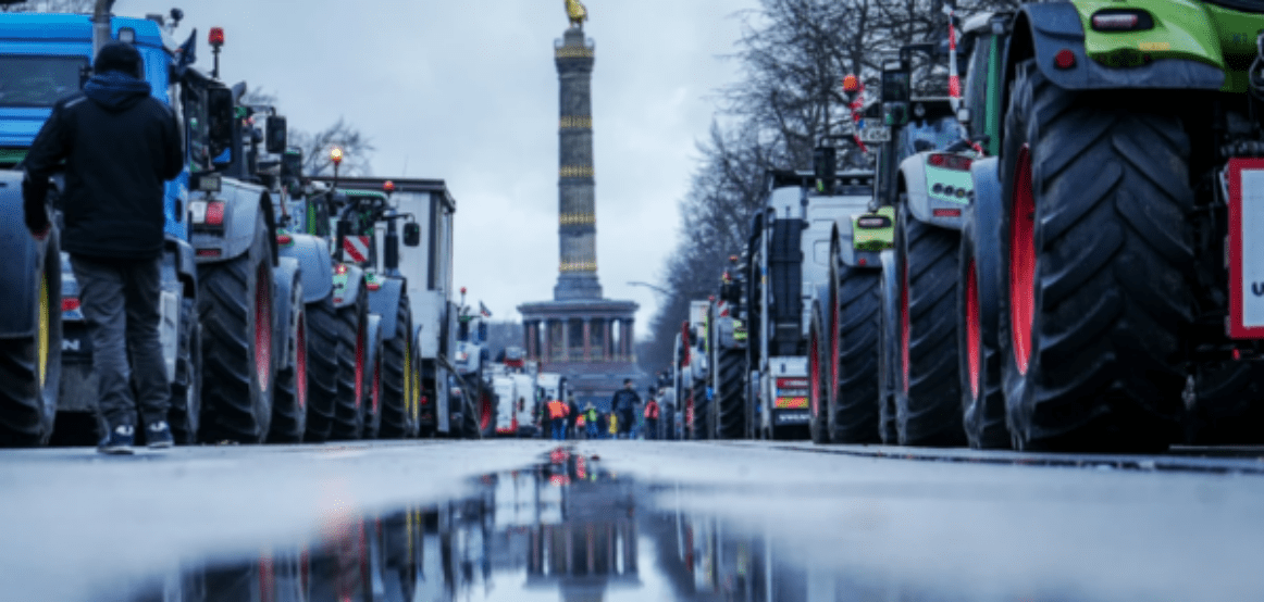 10.000 fermerë “paralizojnë” Berlinin, me traktorë e kamionë në Portën e Brandenburgut