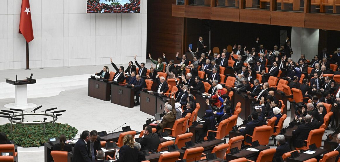 Parlamenti i Turqisë ia jep dritën jeshile anëtarësimit të Suedisë në NATO