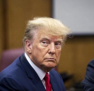 Donald Trump gjobiti 9,000 dollarë për shpërfillje të gjykatës, paralajmëroi se mund të shkonte në burg