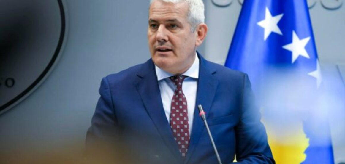 Ministri Sveçla nxjerr të dhënat nga kufijtë: Nga 1 janari nga Kosova kanë dalë 2 mijë e 408 autobusë