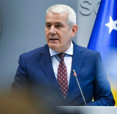 Ministri Sveçla nxjerr të dhënat nga kufijtë: Nga 1 janari nga Kosova kanë dalë 2 mijë e 408 autobusë
