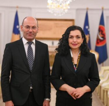 Jep dorëheqje nga pozita e këshilltarit të Presidentes, Kosova e çon në Vatikan si drejtues misioni