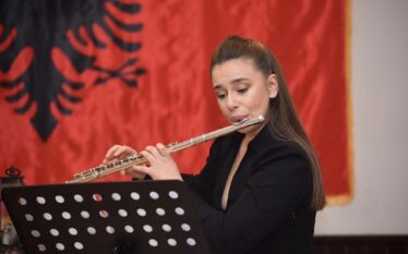 Talentja nga Prizreni, Berra Kruemali, ndriçon skenën me koncertin recital…