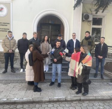 Parlamenti Studentor me aksion simbolik para Rektoratit, ankohet për kushte e studenteve: Nuk po i’u përgjigjen kërkesave tona
