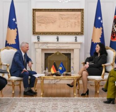 Rohde takohet me Osmanin pas paralajmërimit se moszbatimi i vendimeve të Kushtetueses e bllokon anëtarësimin e Kosovës në KiE