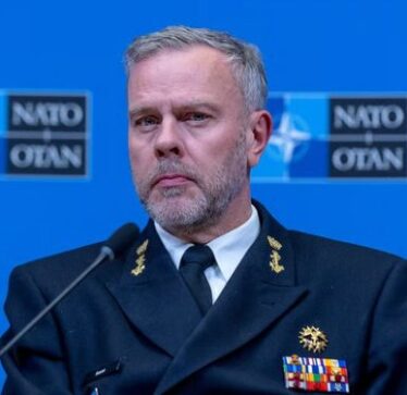 Oficeri i lartë i NATO-s thirrje aleatëve: Lufta në Ukrainë mund të ”përcaktojë fatin e botës”, përgatituni për të papritura