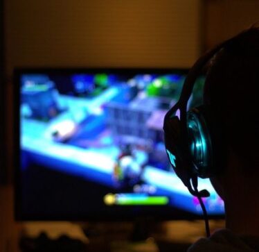 Studimet: Adhuruesit e videolojërave rrezikojnë humbje të pakthyeshme të dëgjimit