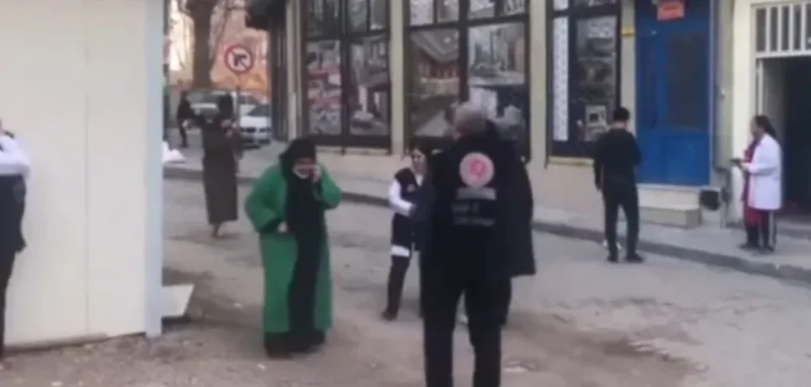 Tërmet i fuqishëm me magnitudë 5.2 ballë trondit Turqinë, banorët e tmerruar dalin në rrugë (VIDEO)