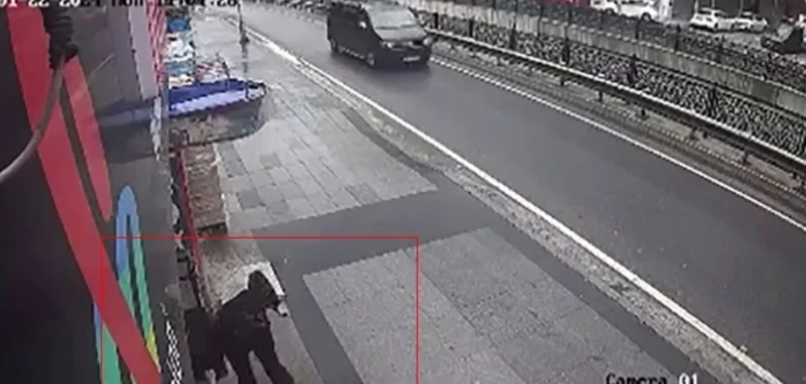 VIDEO/ Panik në rrugët e Stambollit, një burrë goditi me thikë 11 kalimtarë