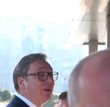 Vuçiq i ikën gazetarit shqiptar në Shkup, e pyeti pse po e keqtrajtojnë politikanin që bëri homazhe në Prekaz