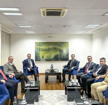 Kurti dhe Konjufca presin në takim deputetët që votuan kundër Xhaferit dhe politikanë opozitarë nga RMV