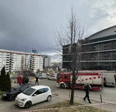 E lënduara nga rënia e çatisë së Komunës është motra e deputetes së VV-së