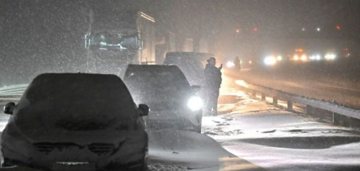 -43 gradë Celsius në Suedi, një mijë vetura u bllokuan për 24 orë në autostradë