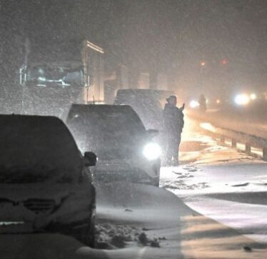 -43 gradë Celsius në Suedi, një mijë vetura u bllokuan për 24 orë në autostradë