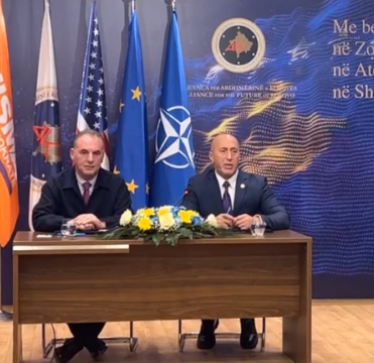 Ramush Haradinaj dhe Fatmir Limaj e zyrtarizojnë koalicionin parazgjedhor