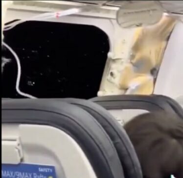 Pasagjerët e ‘Alaska Airlines’ përjetojnë tmerrin, bie gjatë fluturimit një pjesë e avionit
