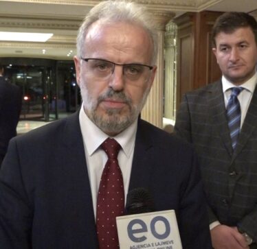 Kovaçevski jep dorëheqje të enjten, hapet rruga për kryeministrin e parë shqiptar në RMV