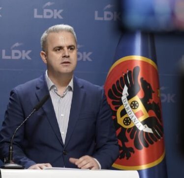 Azemi godet AAK-në dhe NISMËN: Rritja e LDK’së po i frikëson partitë që po kërkojnë shpëtim në ‘fronte opozitare’