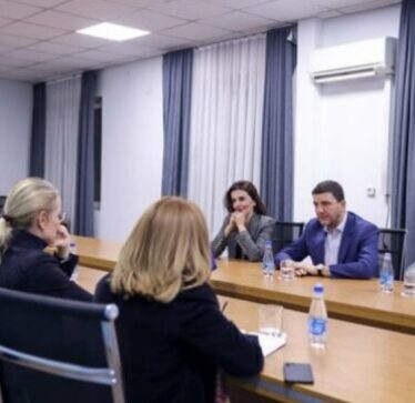Krasniqi kërkon nga Von Cramon që të avokojë për heqjen e sanksioneve nga BE-ja