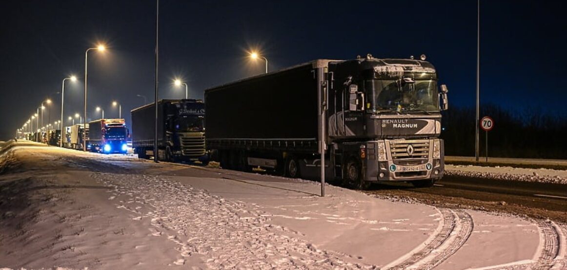 Situatë e komplikuar në kufi: Shoferët polakë akuzojnë se transporti ukrainas po pengon tregun e tyre