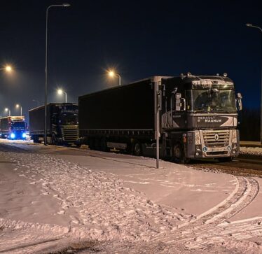 Situatë e komplikuar në kufi: Shoferët polakë akuzojnë se transporti ukrainas po pengon tregun e tyre