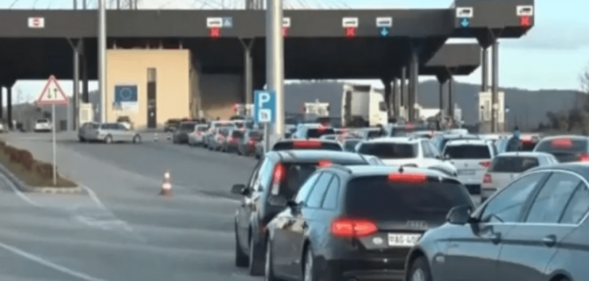 Policia iu bënë thirrje qytetarëve të shfrytëzojnë pikat kufitare me më pak fluks