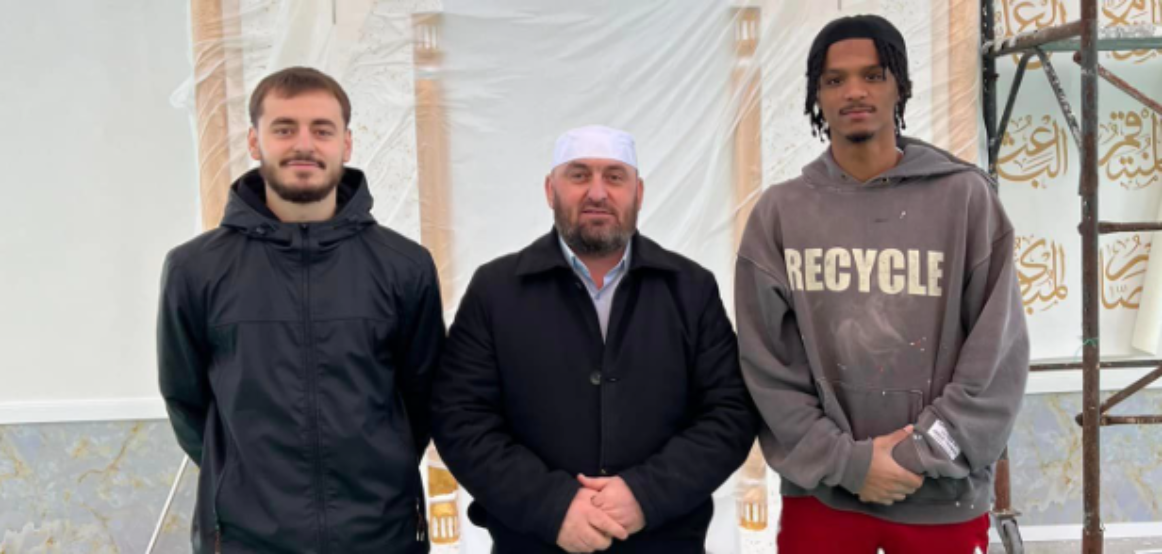 Basketbollisti nga Amerika konvertohet në fenë islame në Kosovë