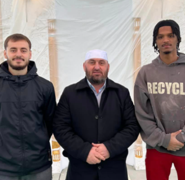Basketbollisti nga Amerika konvertohet në fenë islame në Kosovë