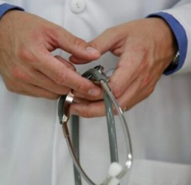 Vdes gjinekologu i njohur kosovar