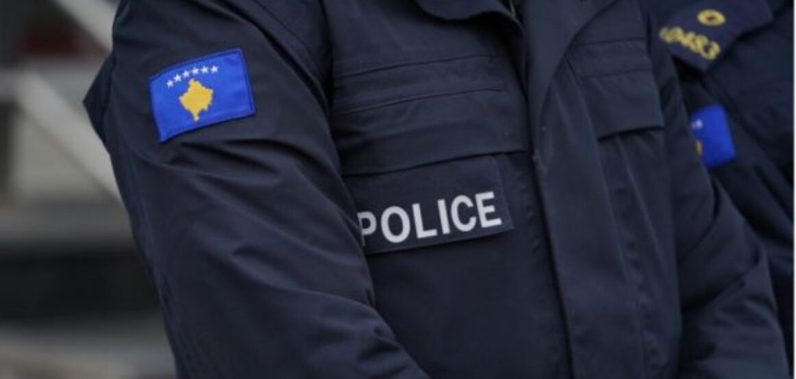 “A e din kujna i ke shkru tiketë?”/ I riu në Prishtinë kanos policin që i shqiptoi gjobë për parking