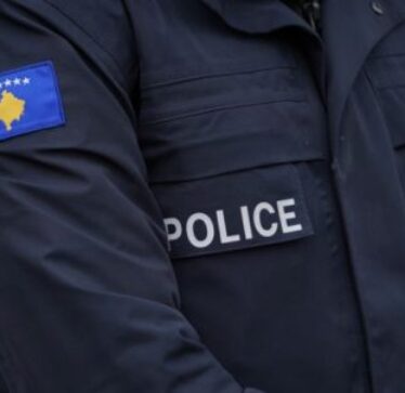 “A e din kujna i ke shkru tiketë?”/ I riu në Prishtinë kanos policin që i shqiptoi gjobë për parking