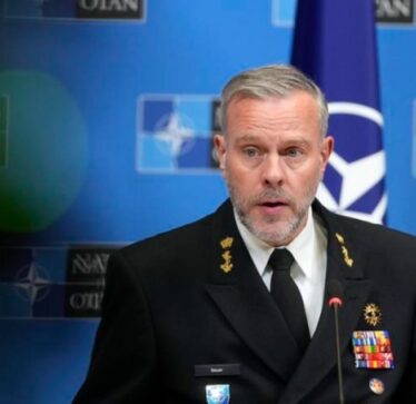 Njerëzit duhet të përgatiten për luftë gjithëpërfshirëse me Rusinë, thotë zyrtari lartë i NATO-s