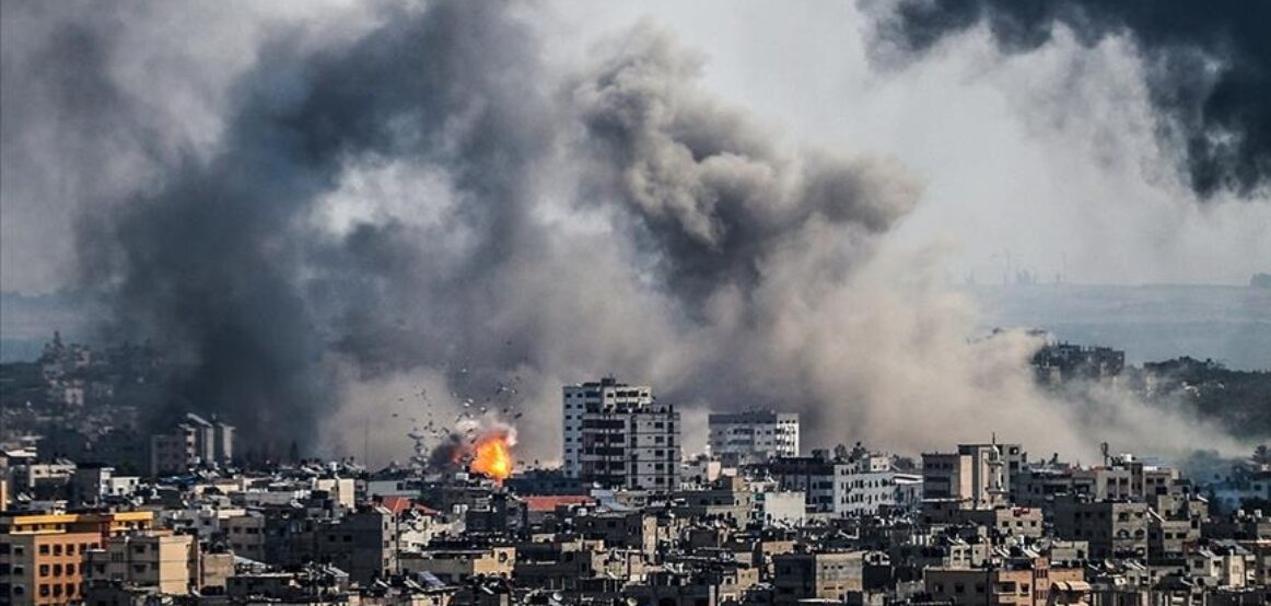 Një baba palestinez fle duke përqafuar djalin e tij për ta mbrojtur nga bombardimet izraelite