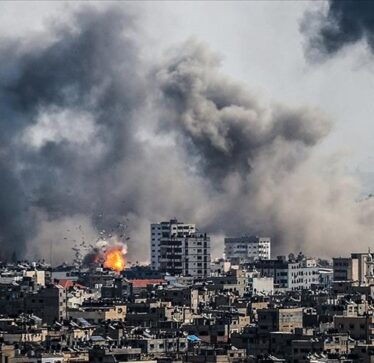 Një baba palestinez fle duke përqafuar djalin e tij për ta mbrojtur nga bombardimet izraelite