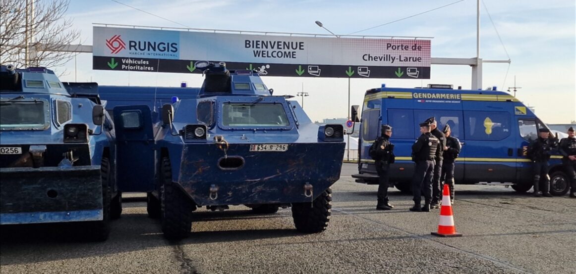 Fermerët bllokojnë autostradat rreth Parisit, protestojnë ndaj politikave të qeverisë dhe rregulloreve të BE-së