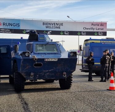 Fermerët bllokojnë autostradat rreth Parisit, protestojnë ndaj politikave të qeverisë dhe rregulloreve të BE-së