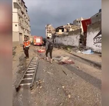 Trupat e pajetë të palestinezëve të vrarë në sulmin izraelit në veri të Gazës shihen të shpërndarë përreth