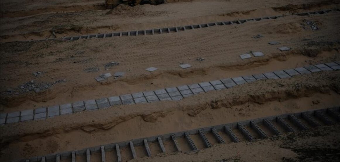 Gaza, palestinezët detyrohet të varrosin 40 persona në një varr masiv në spitalin Nasser