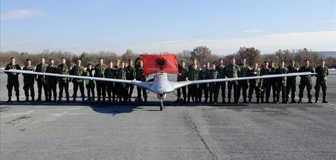 Ushtarakët shqiptarë trajnohen në Türkiye për dronët “Bayraktar”