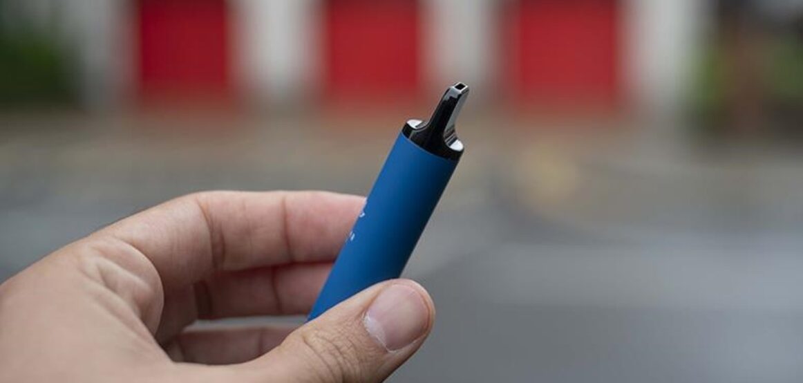 Britania do të ndalojë cigaret elektronike për të mbrojtur shëndetin e fëmijëve