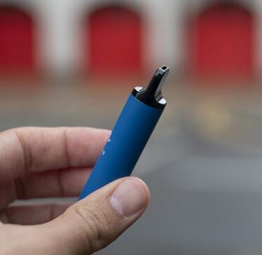 Britania do të ndalojë cigaret elektronike për të mbrojtur shëndetin e fëmijëve